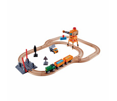 Hape Eisenbahnstrecke Güterbahn mit Bahnübergang / 34 Teile / Züge mit Waggons / Gleise / Zubehör / Ab 3 Jahren