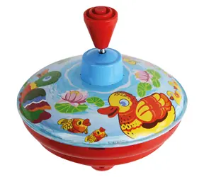 Lena spielt mit Entenküken (13 cm / ab 18 Monaten) auf dem Schaukelpferd.