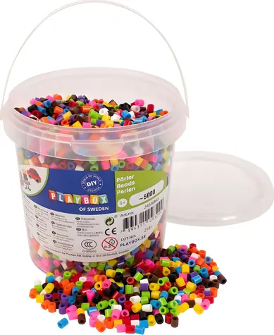 PLAYBOX Aufbügelbare Perlen in einem Eimer mit Grundfarben / 5000 Stück.