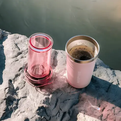 AeroPress Go PLUS pink / Manuelle Kaffeemaschine / Thermosbecher 475 ml / Gemahlener Kaffee
