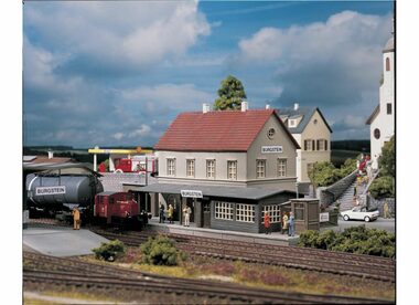 Piko 61820 Bahnhof Burgstein / 300x130x129 mm / ab 14 Jahren