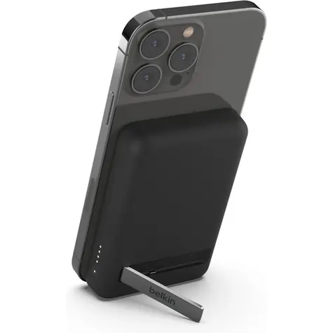 Belkin BOOST CHARGE MagSafe Magnetische kabellose Powerbank mit Ständer 5000 mAh Schwarz / 10 W / USB-C