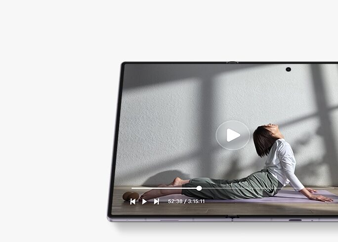 Přehrávání videa na hlavním displeji Galaxy Z Fold8