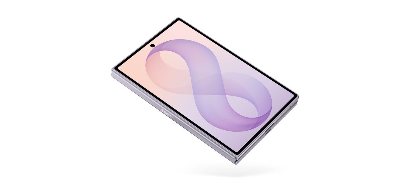 Složený Galaxy Z Fold8 v barvě Lavender při pohledu z úhlu