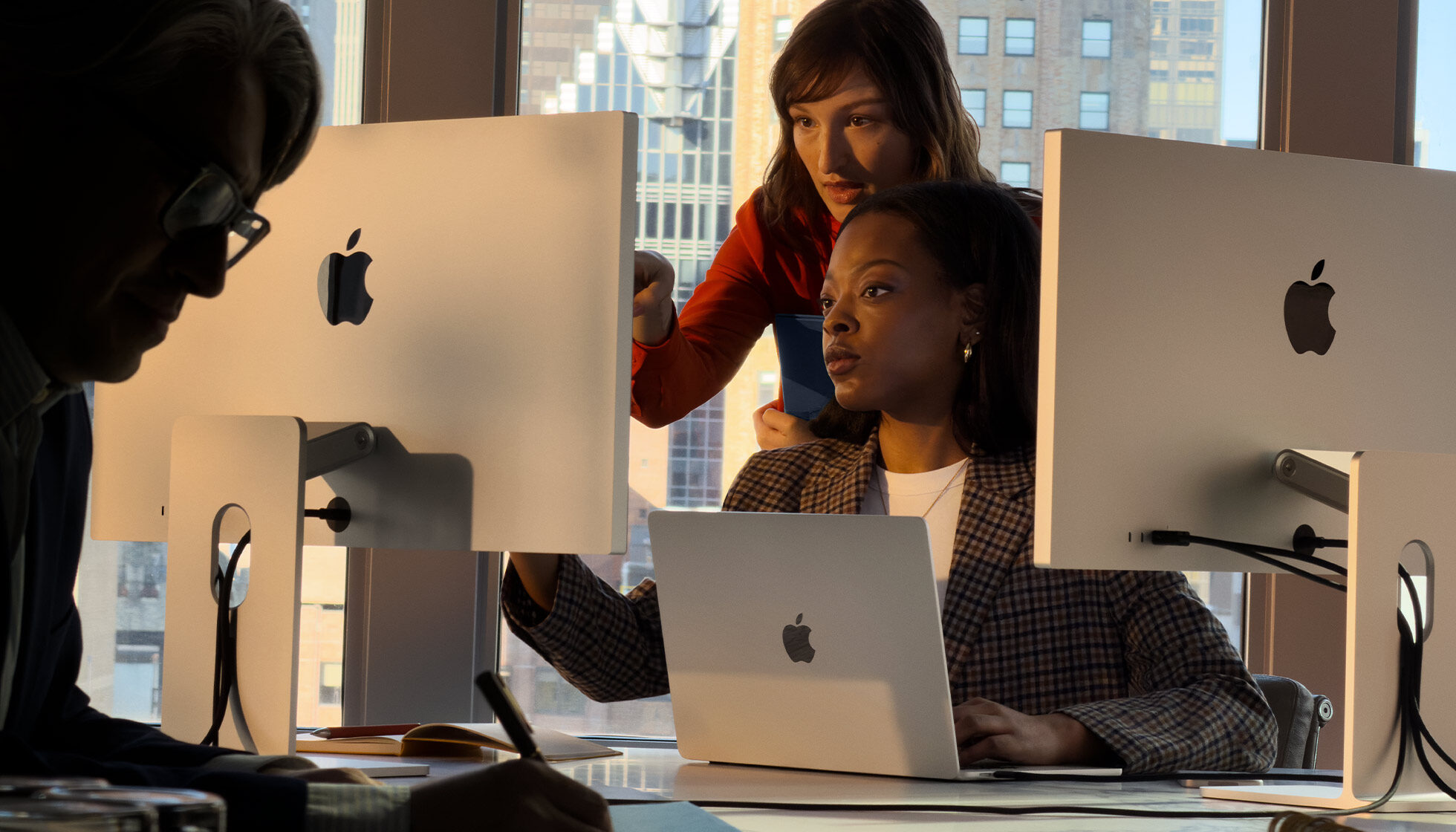 MacBook Air se dvěma externími displeji