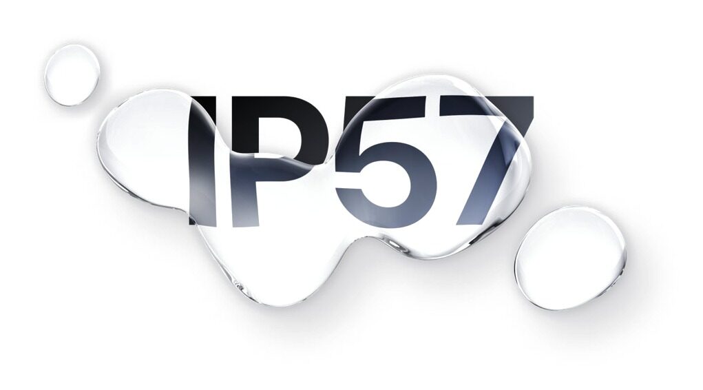 Nápis IP57 mezi kapkami vody